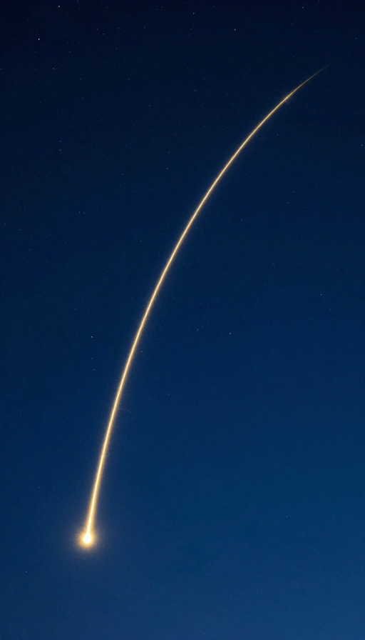 流星划破深蓝夜空,优雅弧线闪耀星光之美