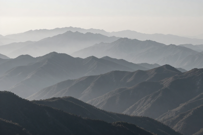 冷灰调层叠山脉远景:大气摄影展现自然美学