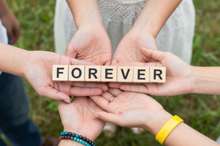 永恒之爱:四手托举FOREVER的婚摄瞬间