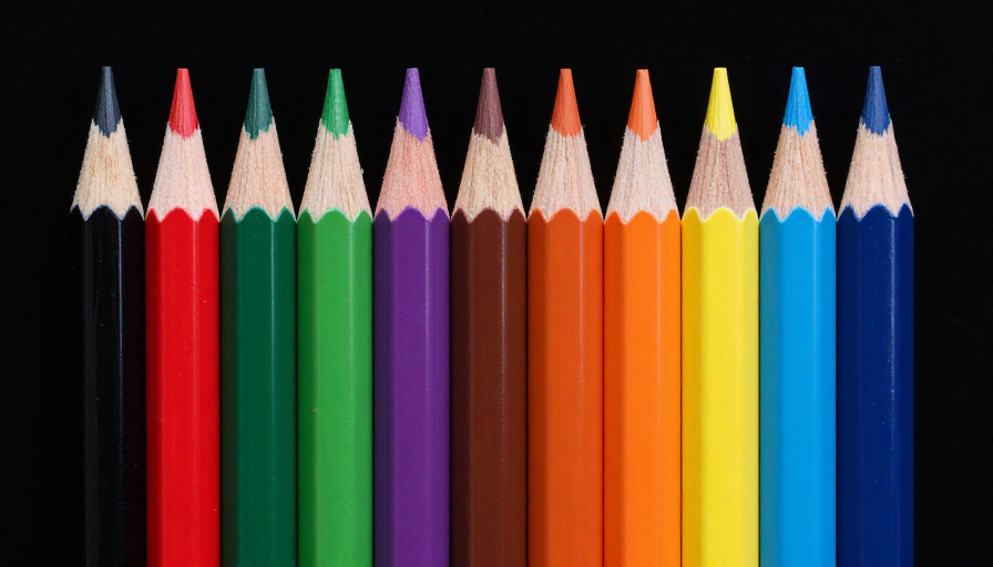 十色铅笔对称排列：商业摄影质感呈现