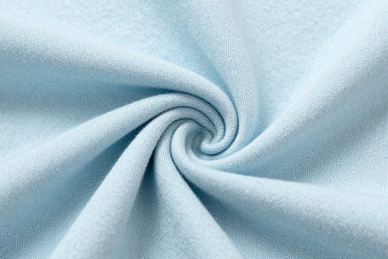 浅蓝织物螺旋褶皱特写：细腻质感与柔光呈现