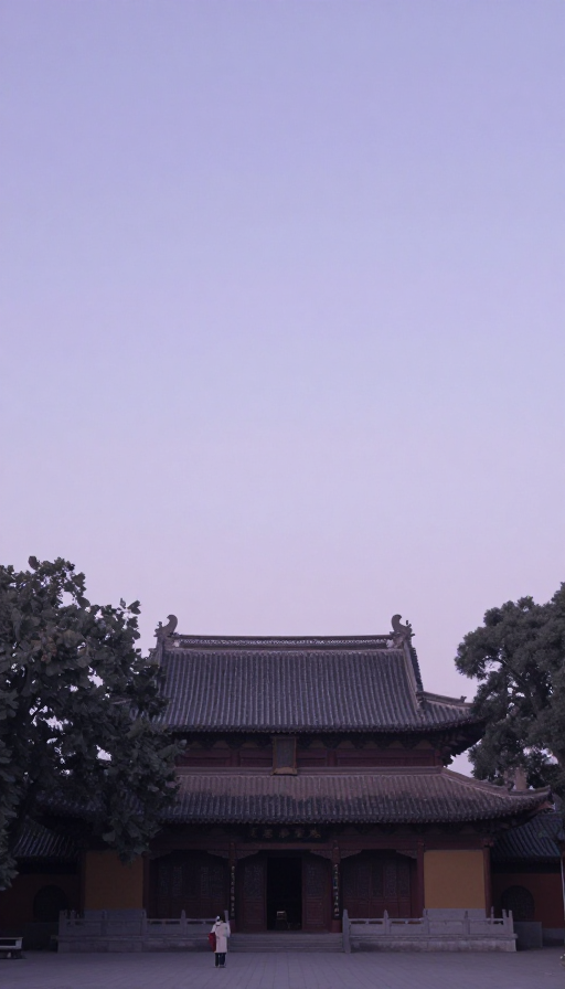 静谧寺庙与人物：极简淡紫灰调治愈低多边形艺术