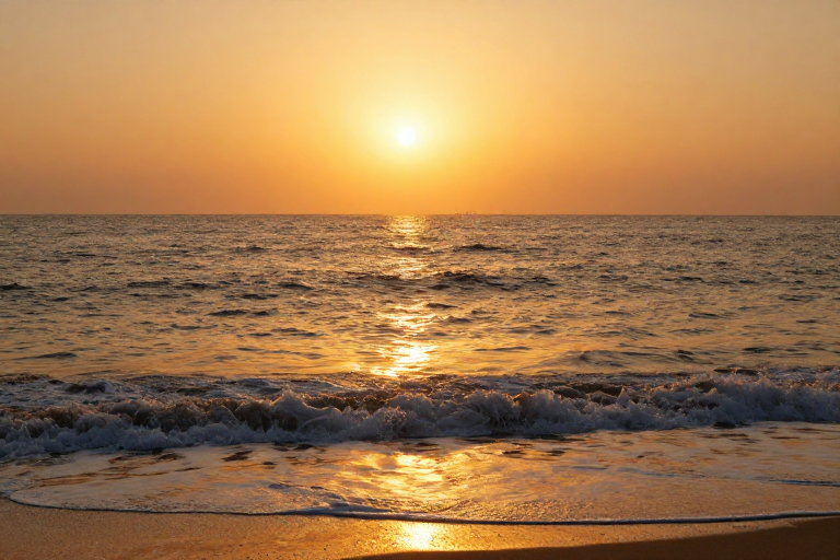 金色夕阳下的波光海景：逆光海浪与暖调天空的完美交融