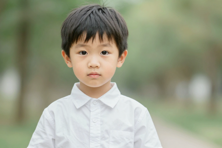 阳光少年：纯真笑容定格瞬间