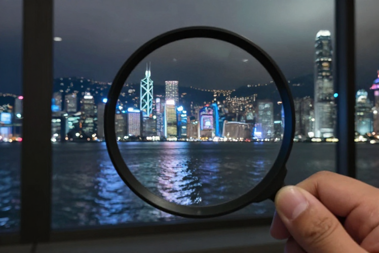 镜中城市夜景:冷调光影下的科技探索