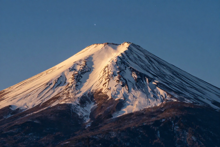 晨曦富士山：金辉雪顶下的静谧之美