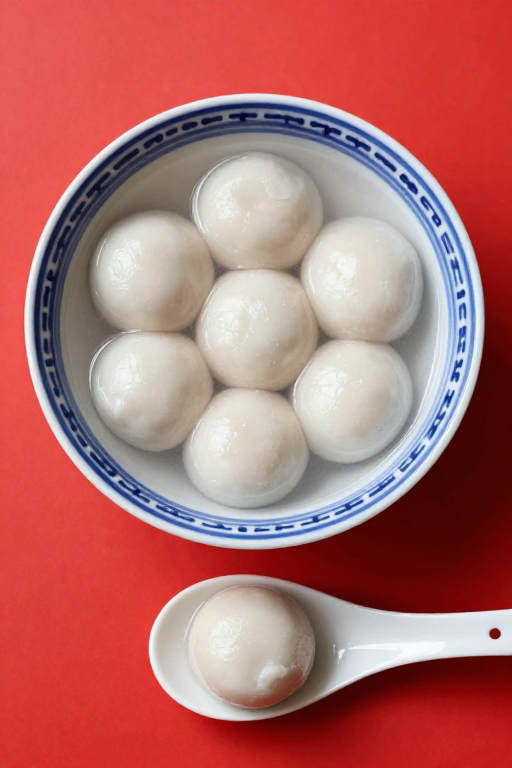 青花瓷碗盛八颗白汤圆,节日美食宣传图