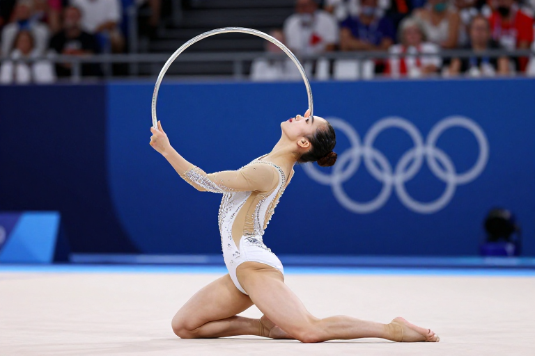 奥运赛场：艺术体操银色彩环闪耀瞬间