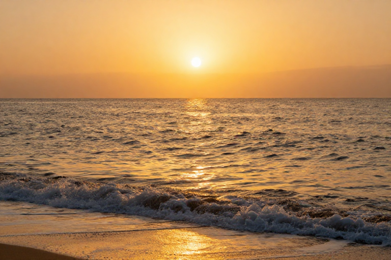 日落海面波光粼粼的自然光影摄影
