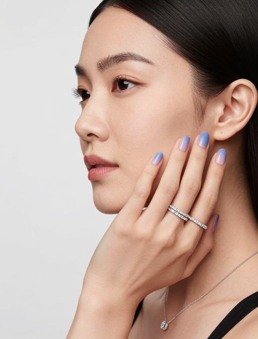 优雅侧颜:蓝紫美甲与钻石项链的珠宝人像摄影