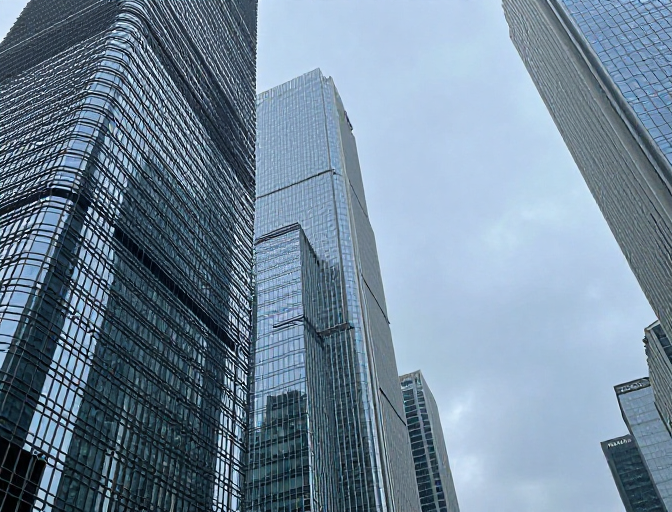 冷调光影下的现代都市天际线建筑摄影