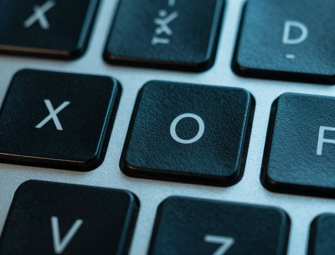 冷调质感：科技键盘特写展现精密细节