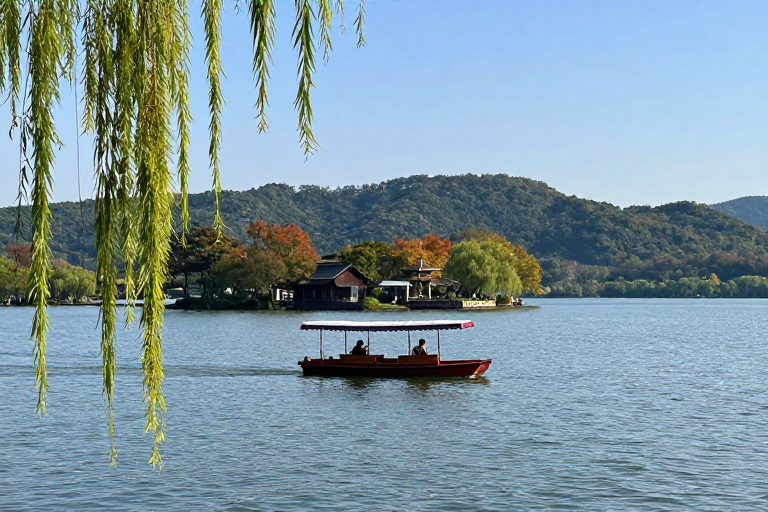 秋日湖景：红色小船载着二人漫游