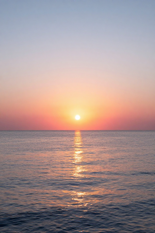 金色日落在平静海面绽放，宁静海景的绝美瞬间
