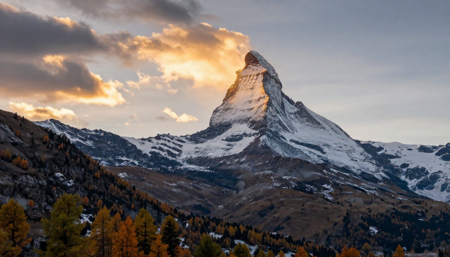 马特洪峰日落金辉：雪山秋色交织的自然奇观