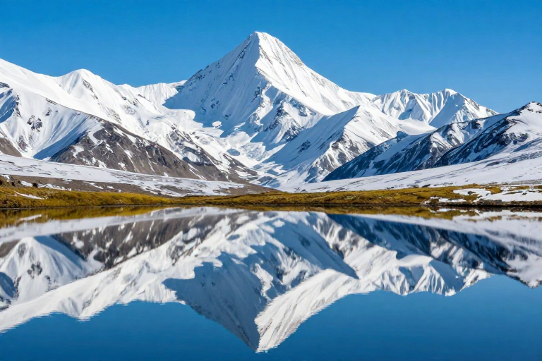 雪域湖山明镜映清辉:正午冷调摄影
