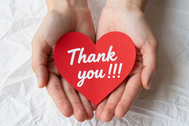 暖光红心传递谢意:感恩瞬间高清实拍