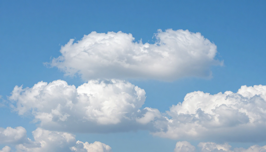 纯净蓝天与蓬松白云交织的自然光影摄影