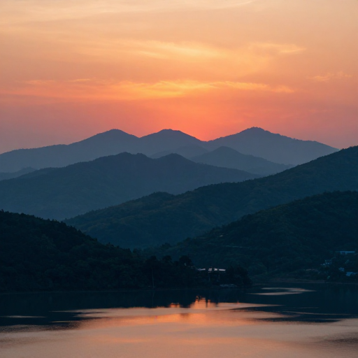 橘红天空下的群山剪影与水面倒影，宁静祥和的日出美景