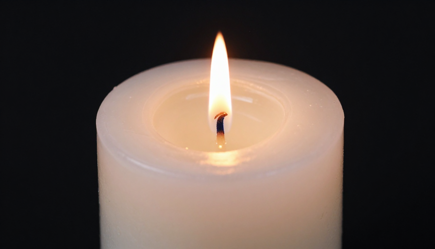 黑底燃烛：温暖光影下的静谧禅意画面