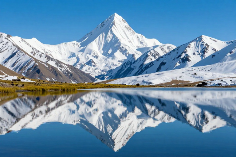 雪山倒影湖景：绝美对称自然奇观