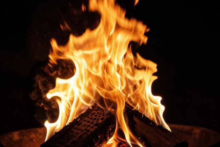橙焰交织的沸腾篝火：高清侧逆光摄影作品