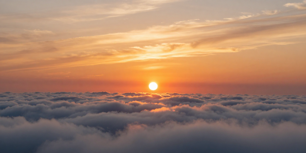 霞光云海之上的黄金落日：自然摄影