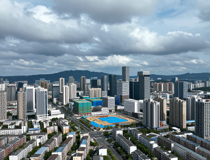 冷调现代城市全景：施工与自然的交织