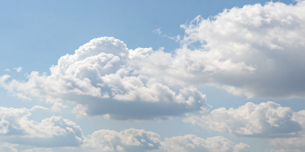 晴空万里：蓬松积云与蓝天的清新光影摄影