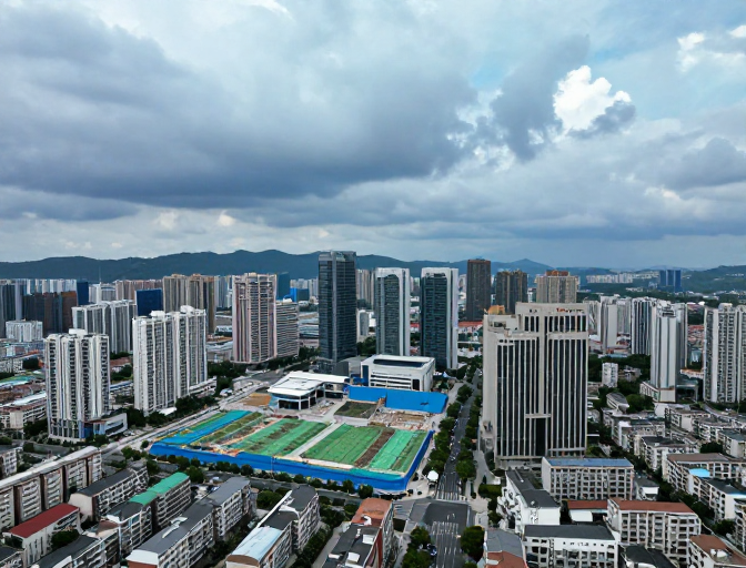 阴云笼罩下的现代城市：蓝绿施工区域与高层住宅交织