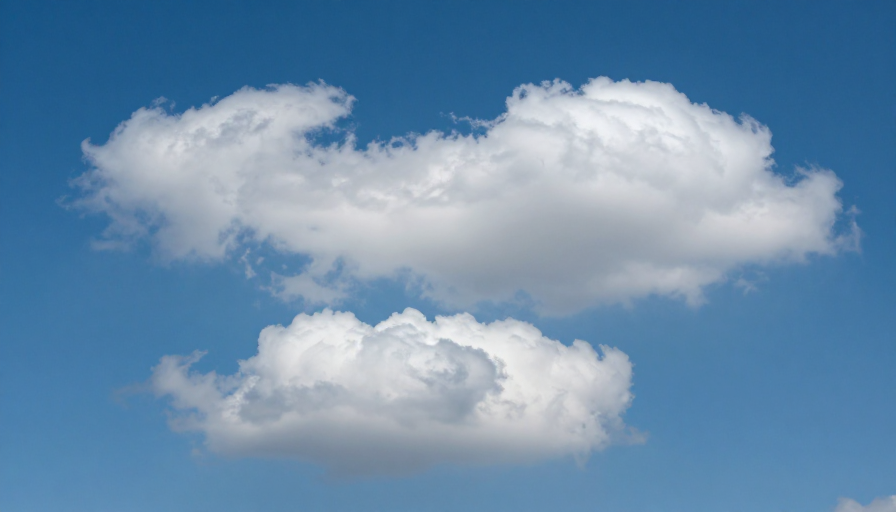 深邃蓝空中的蓬松积云：高清自然光影摄影