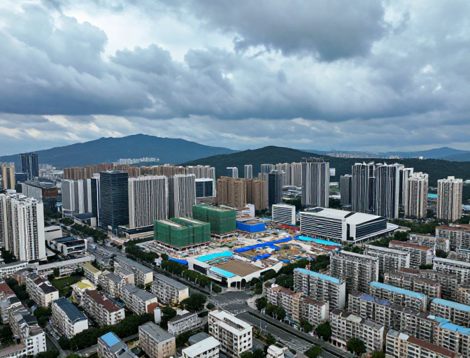 冷峻现代城市全景：阴云下的建筑与规划