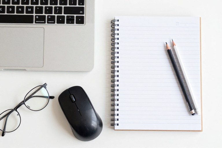 现代办公装备静物特写:简约银黑搭配彰显专业高效