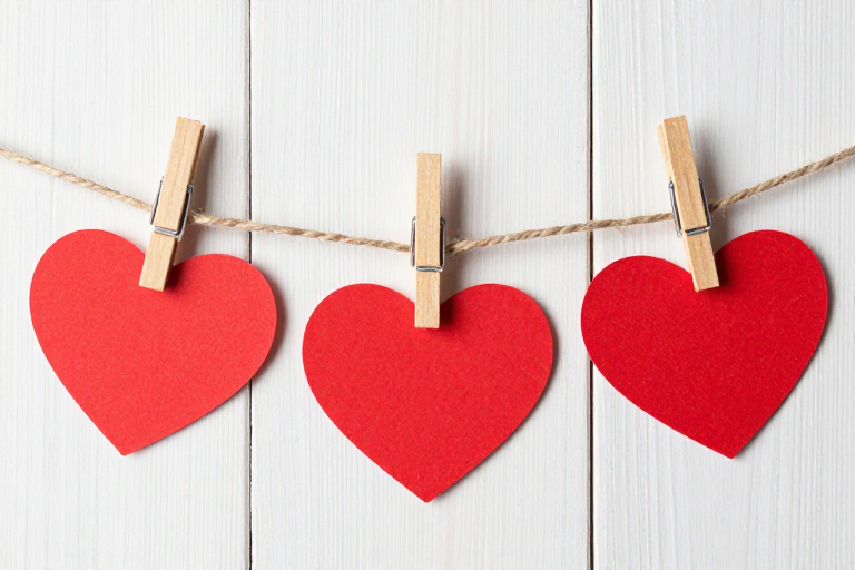 红色心形剪纸麻绳悬挂,情人节浪漫广告高清实拍