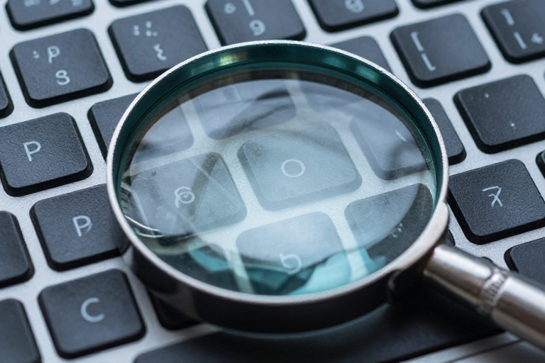 冷蓝调键盘特写：科技感细节的极致呈现