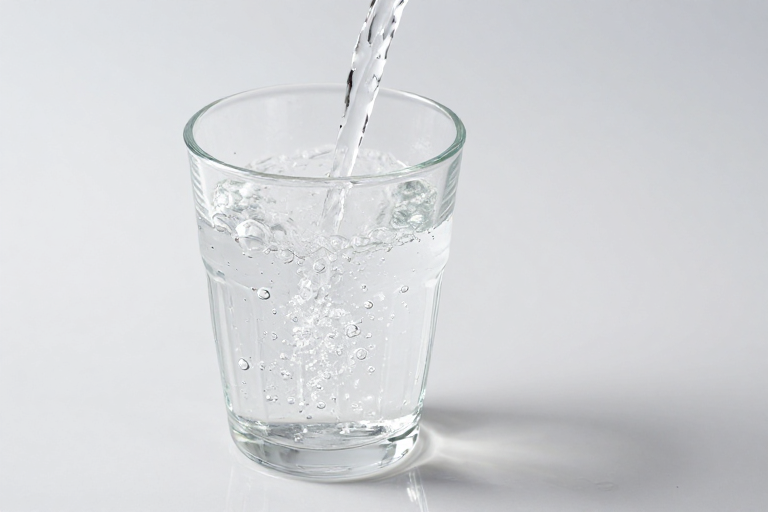 纯净清泉注入玻璃杯：高质感商业摄影