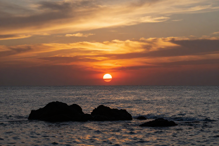 落日余晖映海湾:高质光影与自然之美