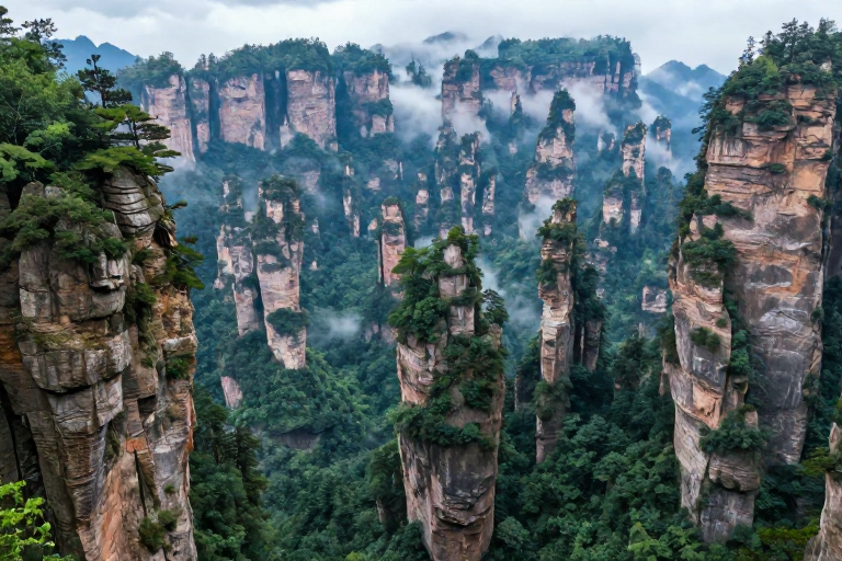 张家界砂岩峰林：云雾缭绕的自然秘境