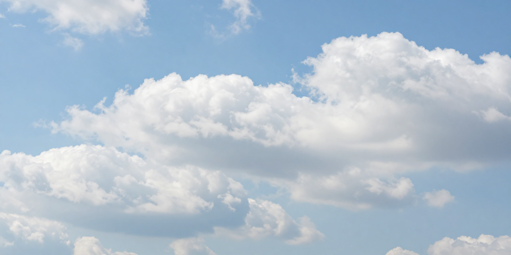 晴空幻境：蓬松积云与淡蓝天幕的清新浪漫摄影
