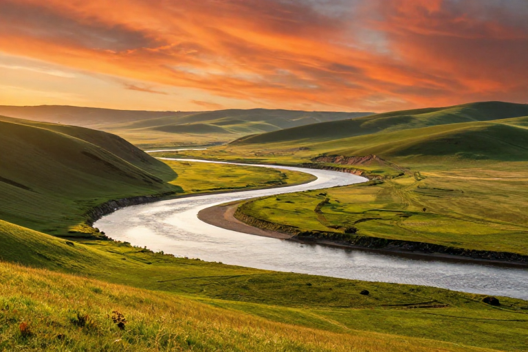 夕阳下的金绿草原与蜿蜒河流 自然摄影杰作