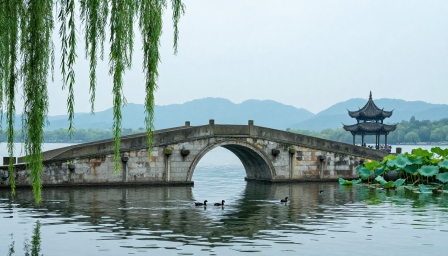 古韵桥影：中式石拱桥的静谧湖景