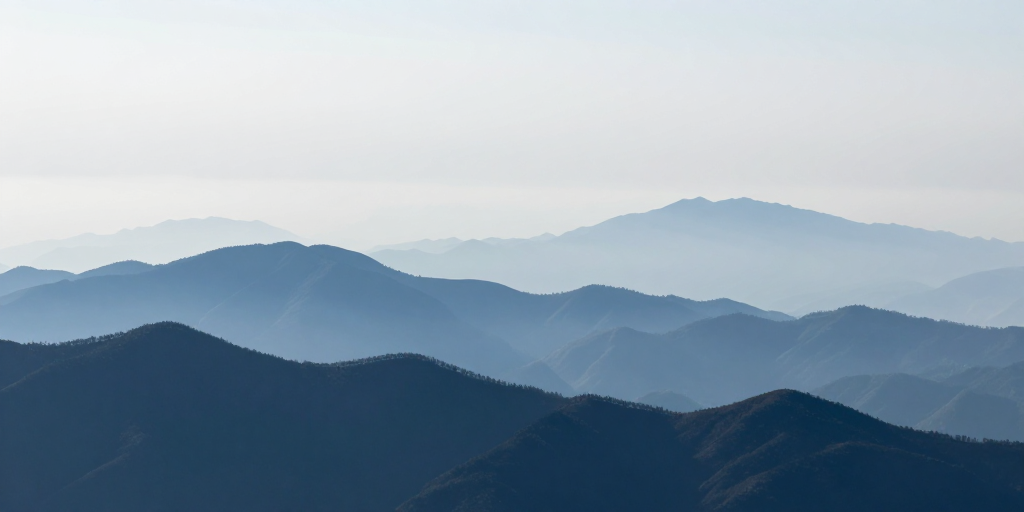 静谧蓝调层叠山峦:东方韵味的现代意境