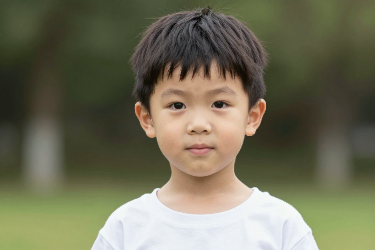 纯真的童心:活力少年的快乐瞬间