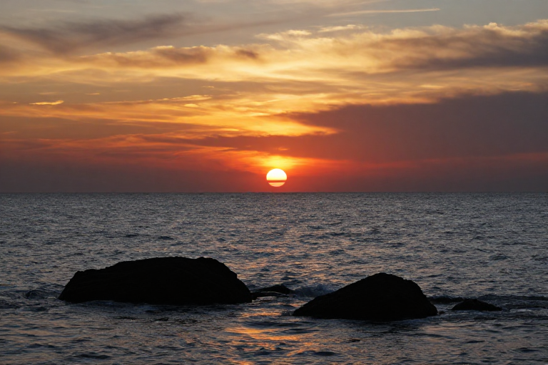 橙红夕阳静照海平线，自然逆光摄影杰作