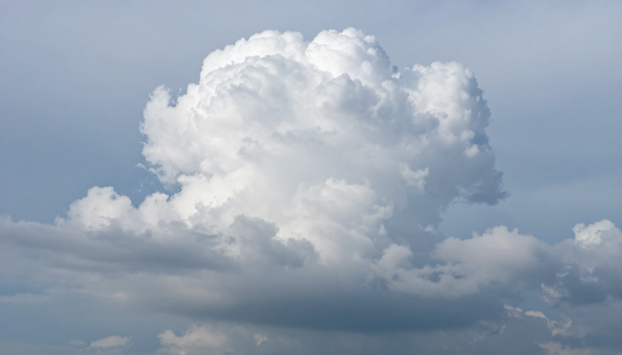 高空壮丽积雨云：冷调光影下的自然奇观