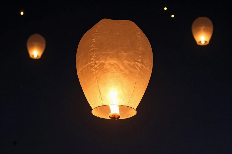夜空孔明灯升空:节日庆典的温暖灯火