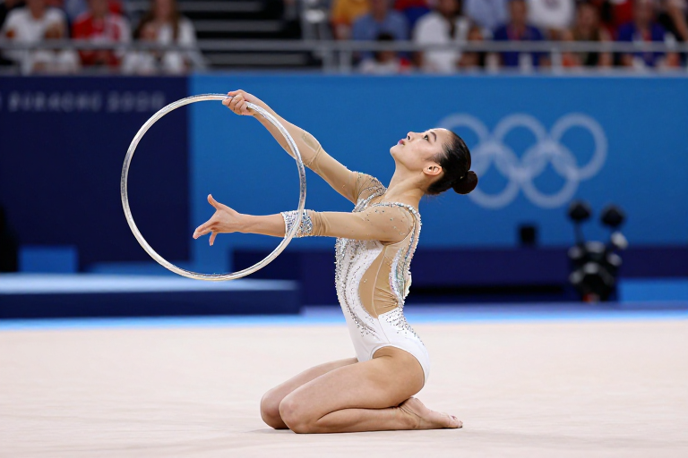 亚洲女体操选手彩环凝视：柔光赛场下的优雅瞬间