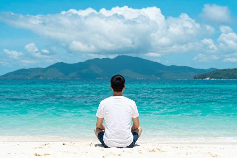 碧海蓝天下的沉思:亚洲男子背影摄影