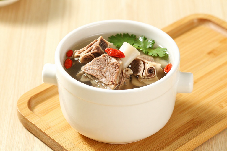 暖光清炖羊肉汤摄影：陶瓷盅盛鲜香